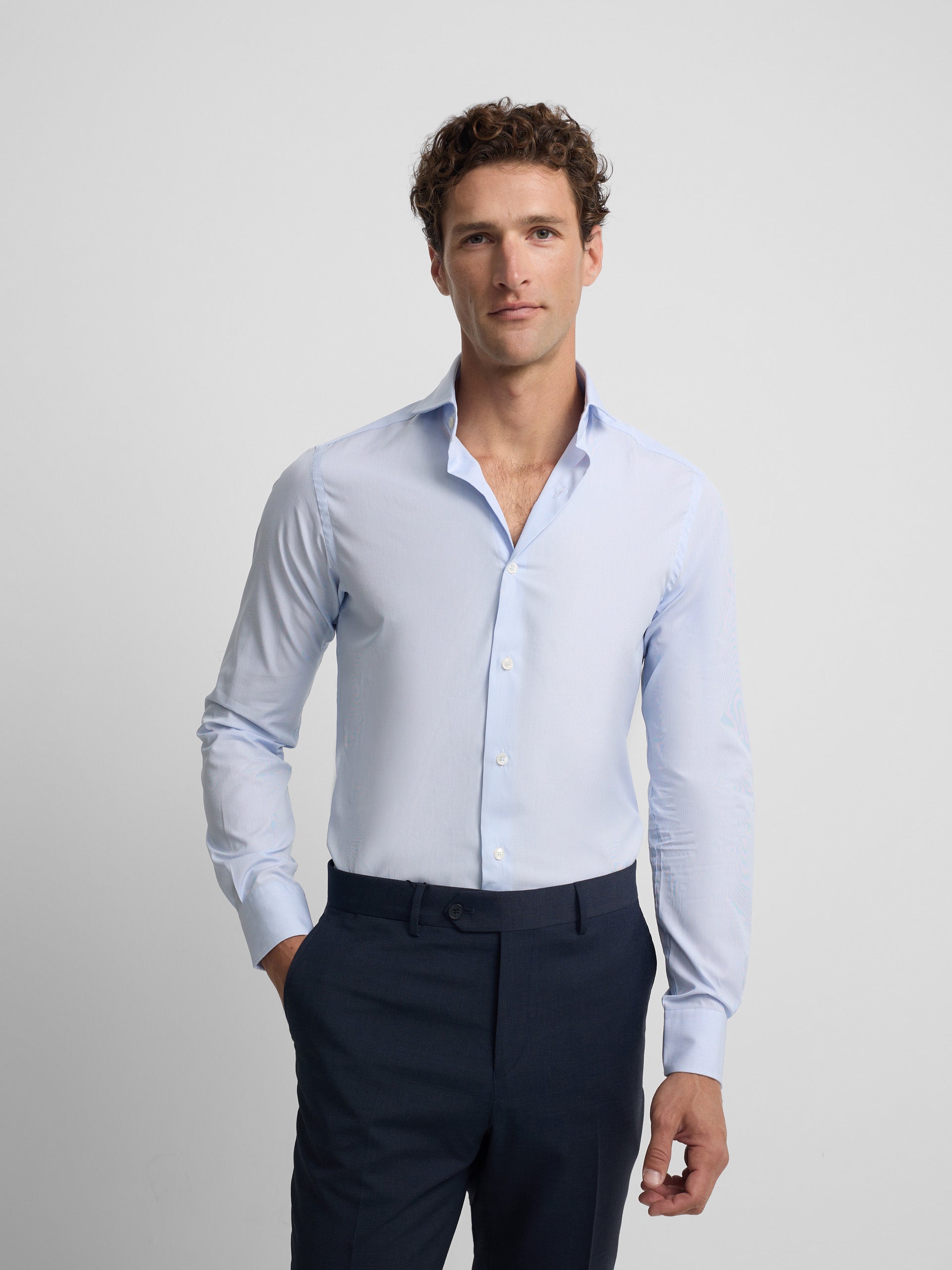 Camisa de vestir riscas finas azul claro punho simples