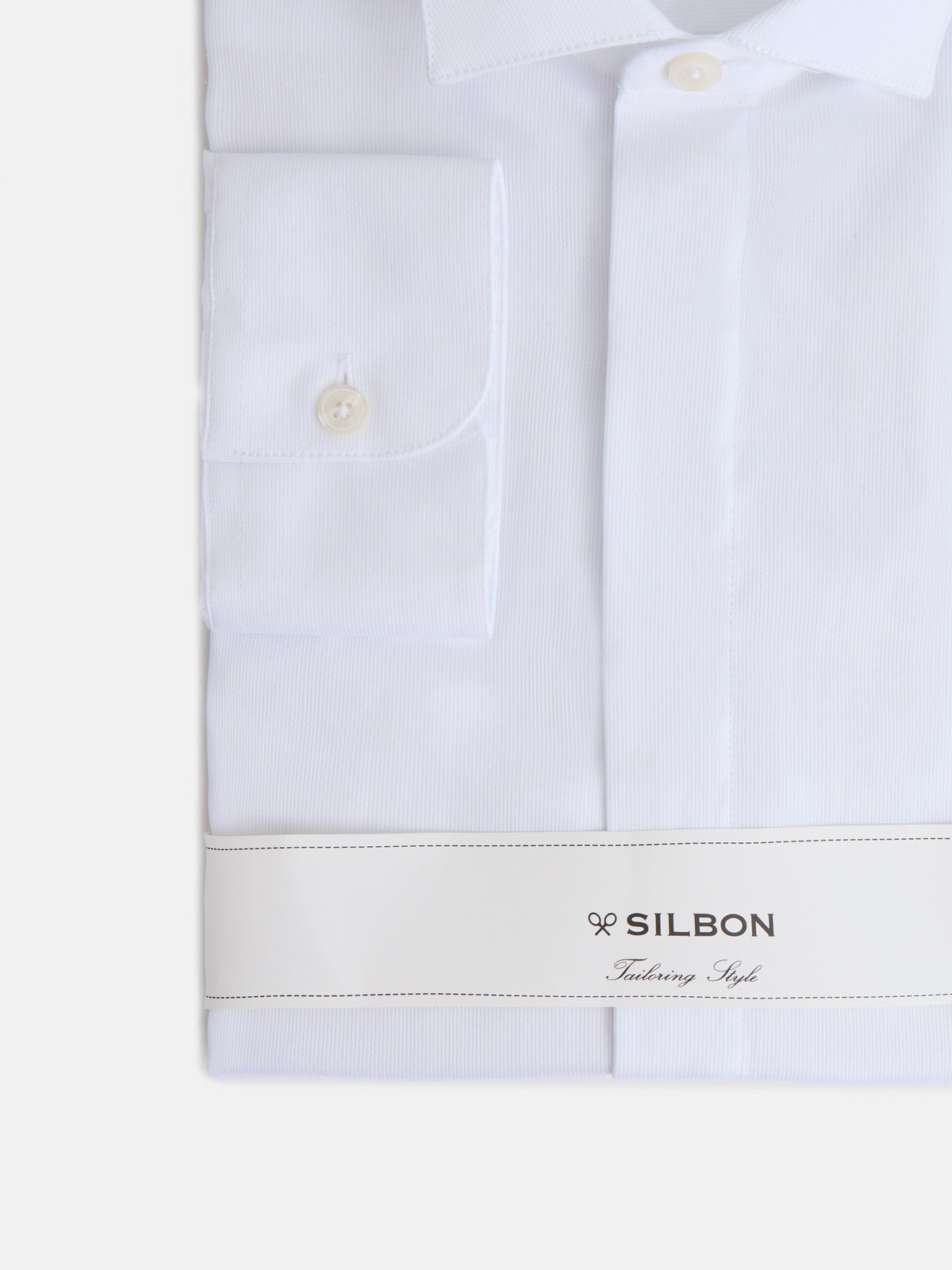 Camisa de vestir branca com gola esmoquin