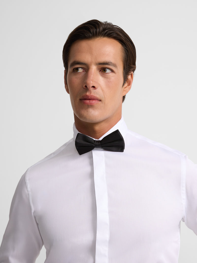 Camisa de vestir branca com gola esmoquin