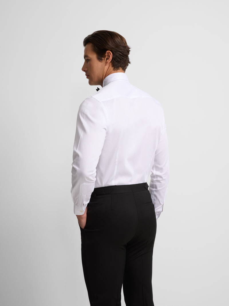 Camisa de vestir branca com gola esmoquin