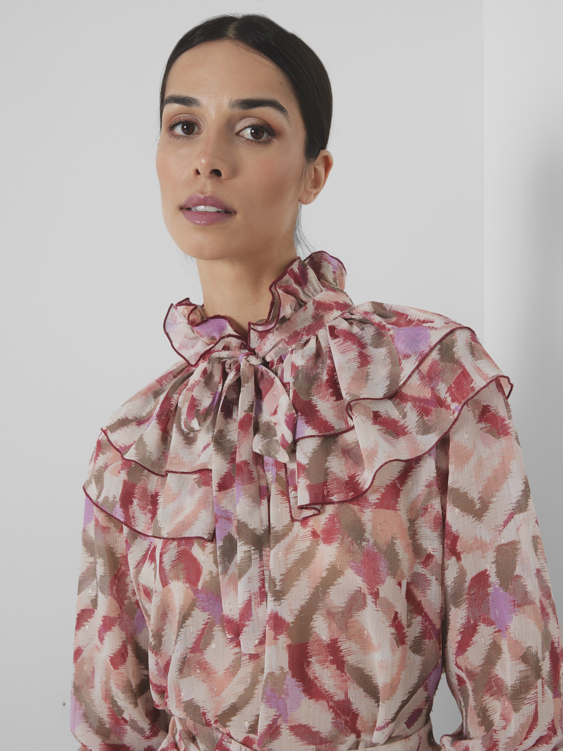 Unique woman blouse printed with ruffles