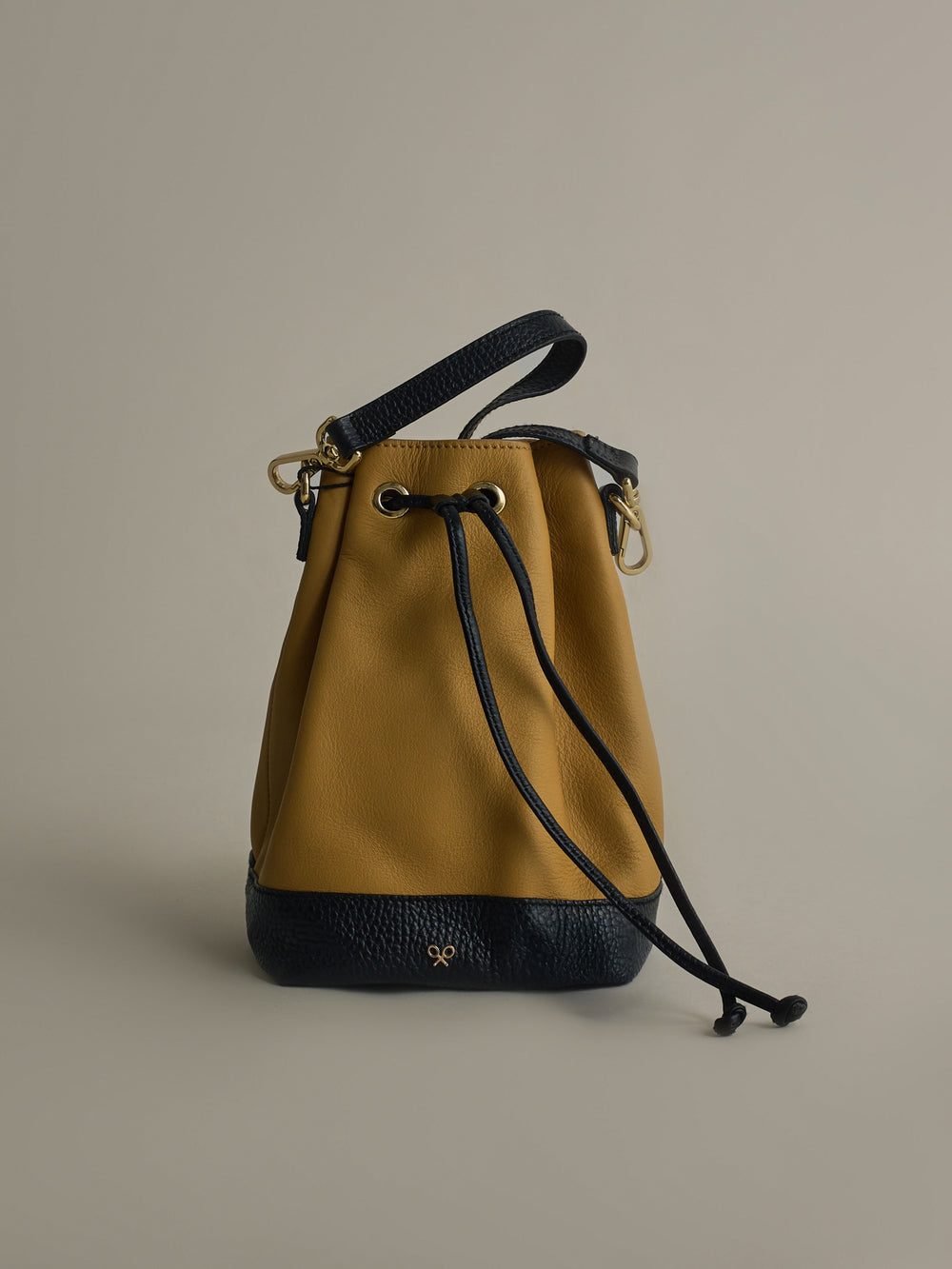 Bolso saco piel combinado camel y negro