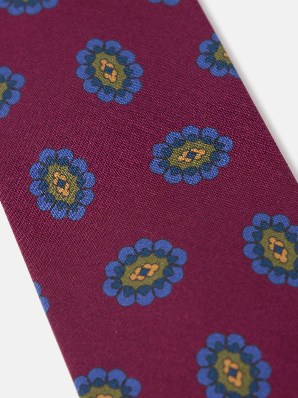 Cravate médaillon bordeaux