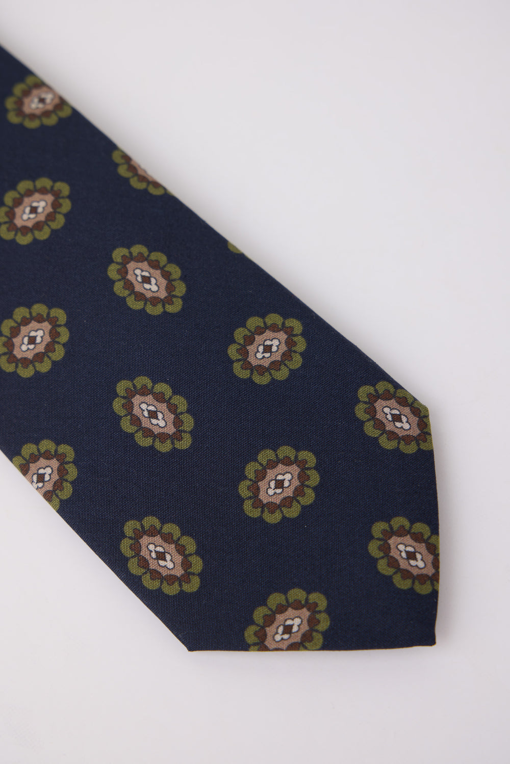 Cravate médaillon bleu marine