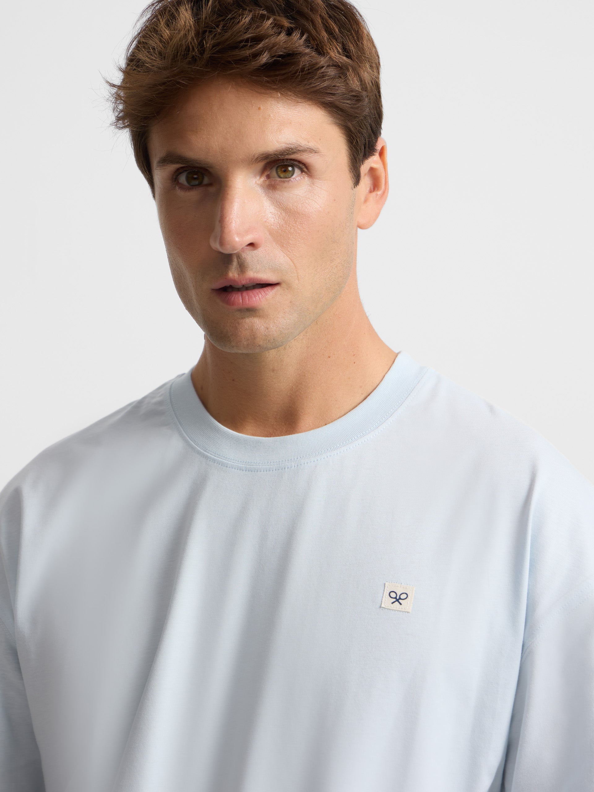 T-shirt lisa com mini-emblema azul claro