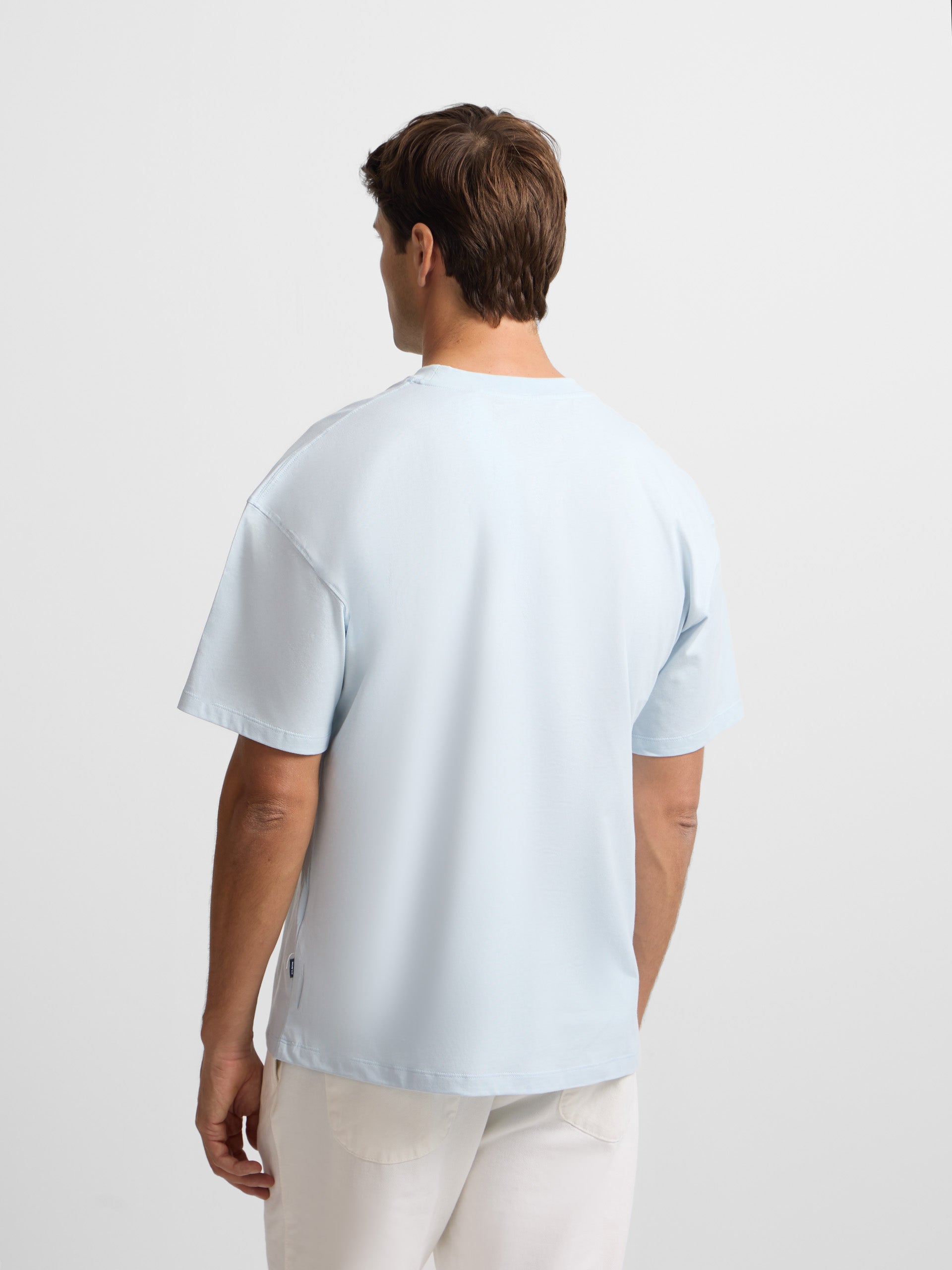 T-shirt lisa com mini-emblema azul claro