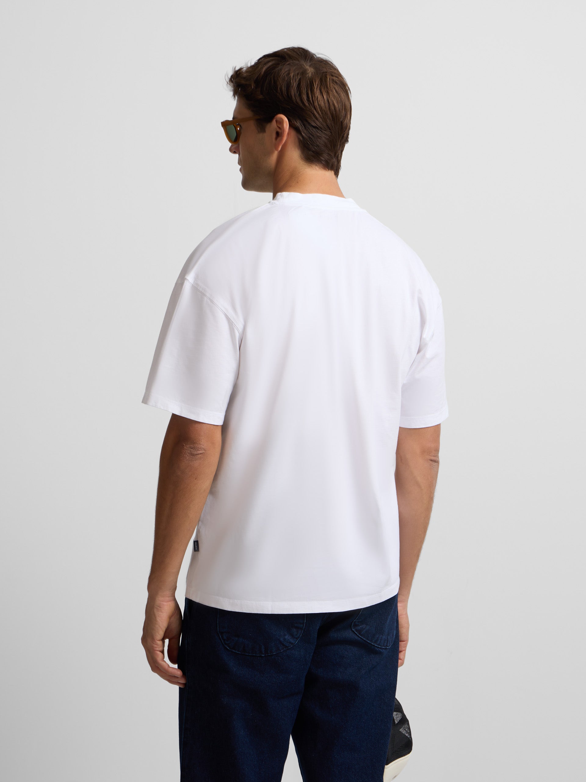 T-shirt lisa com mini-emblema branca