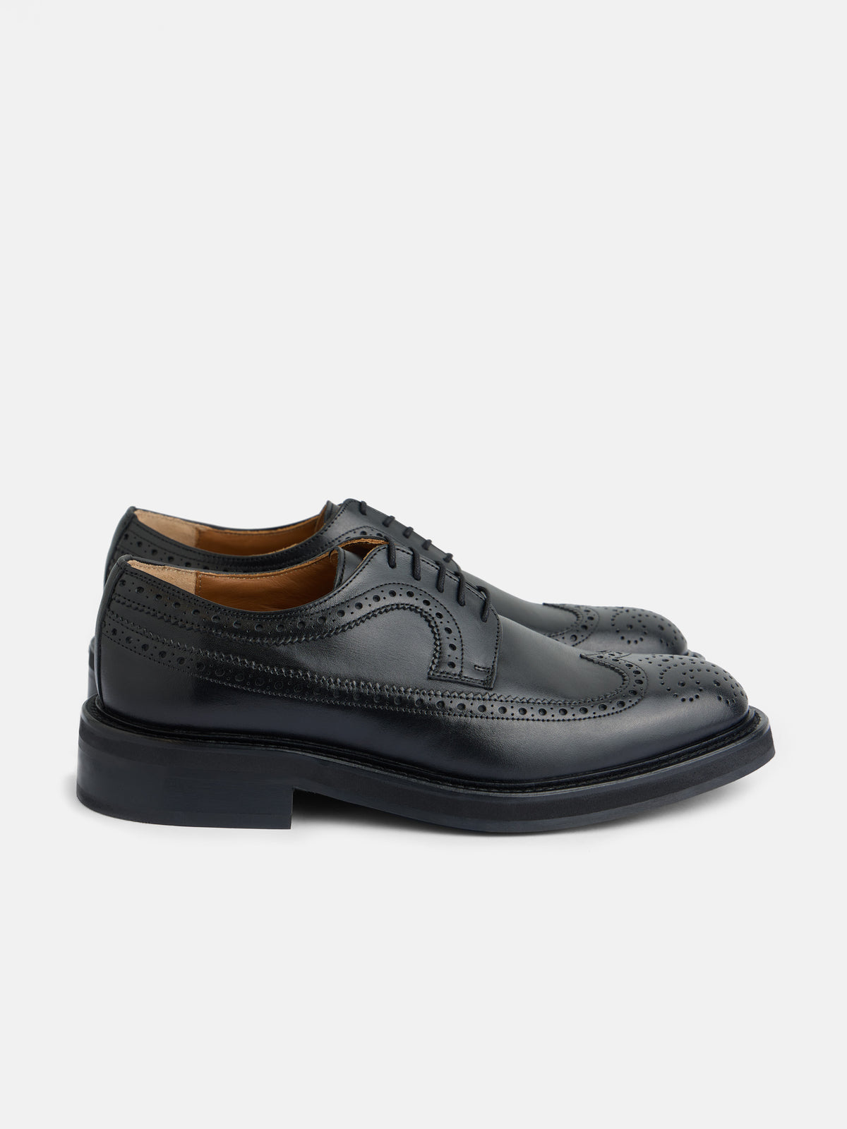 Sapato clássico em pele perfurada preto