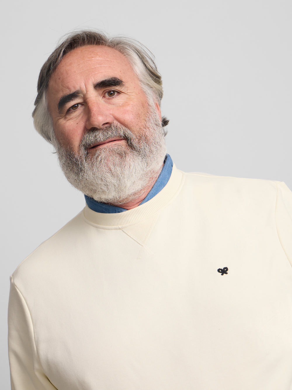 Sudadera minilogo crema