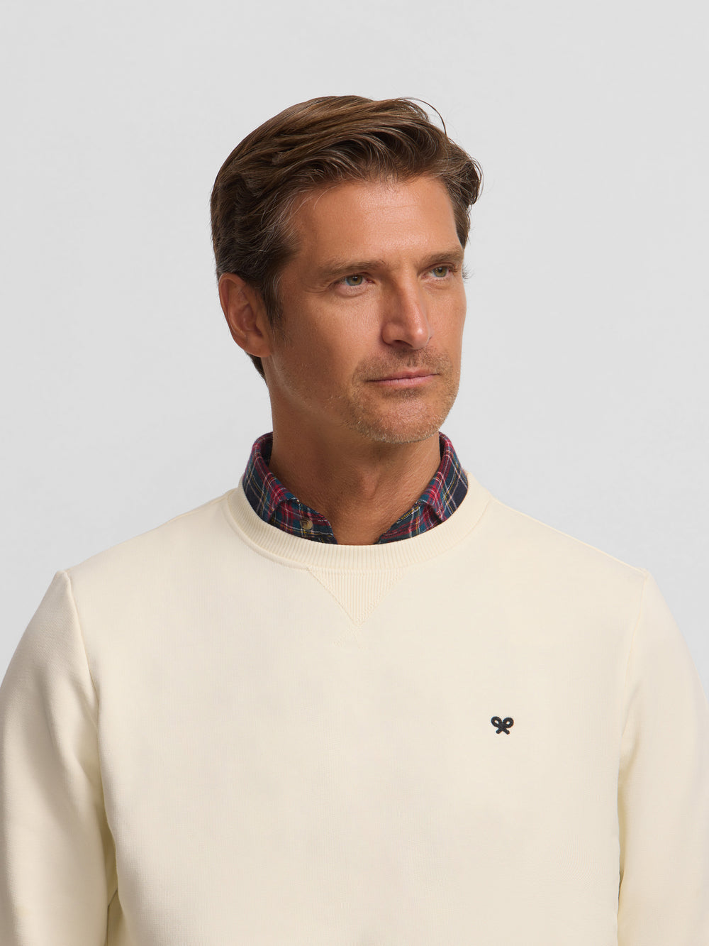 Sudadera minilogo crema