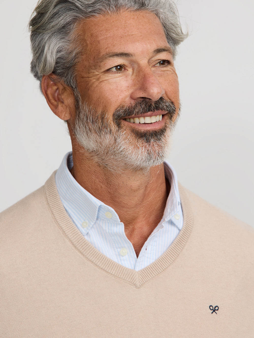 Camisola clássica de decote em bico bege