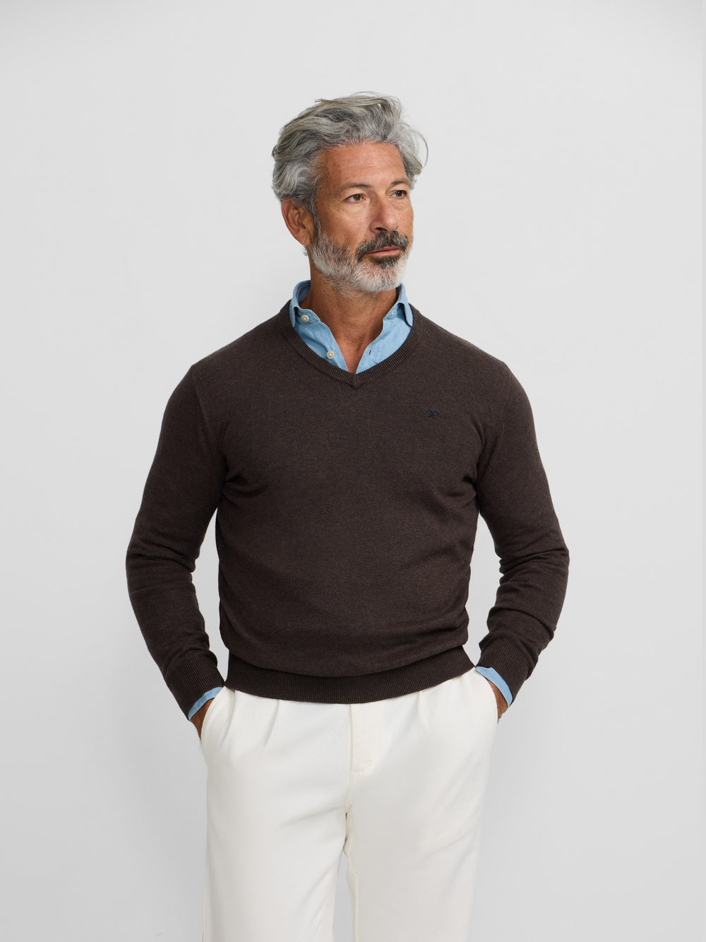 Camisola clássica de decote em V castanha