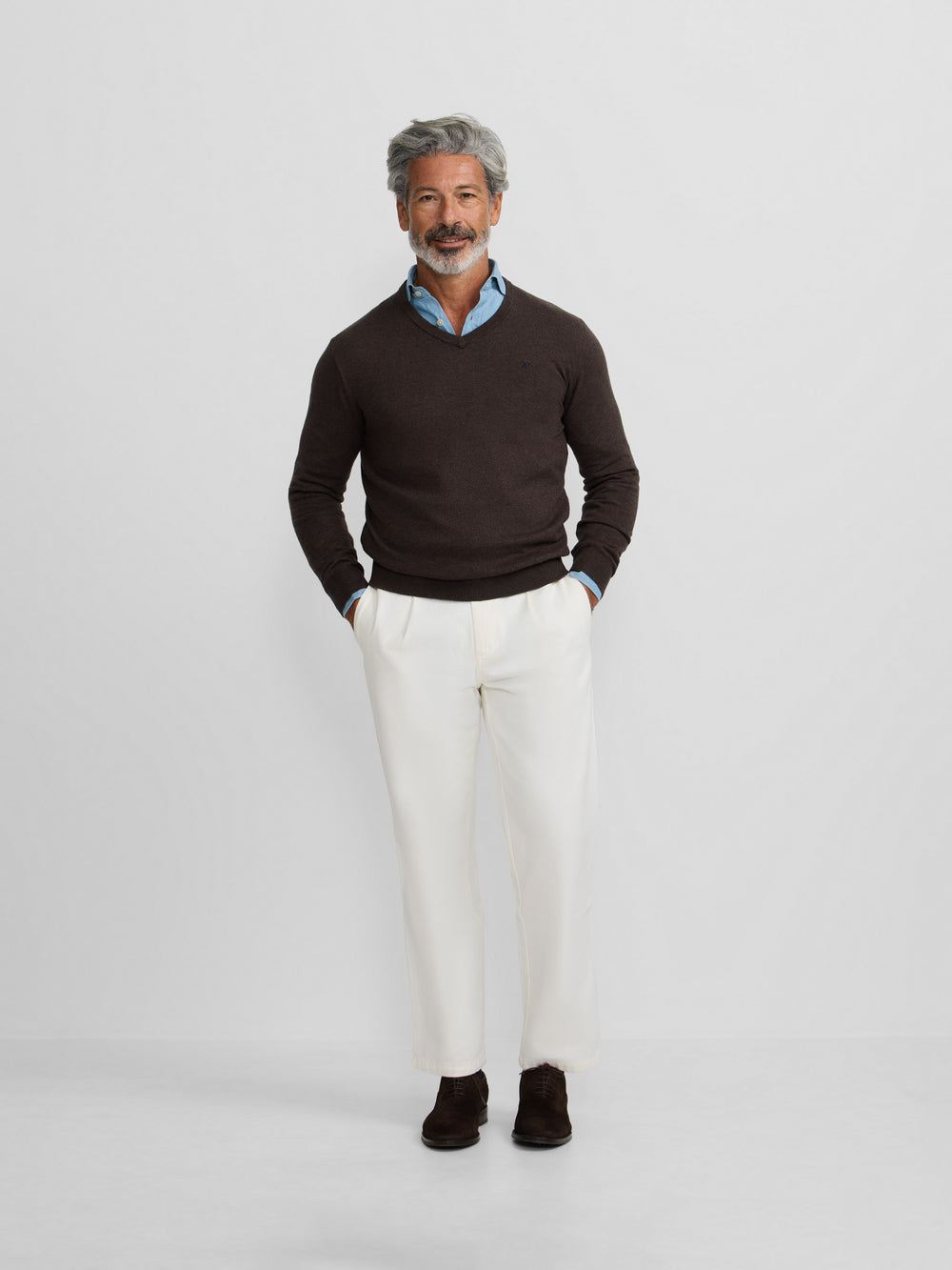 Camisola clássica de decote em V castanha