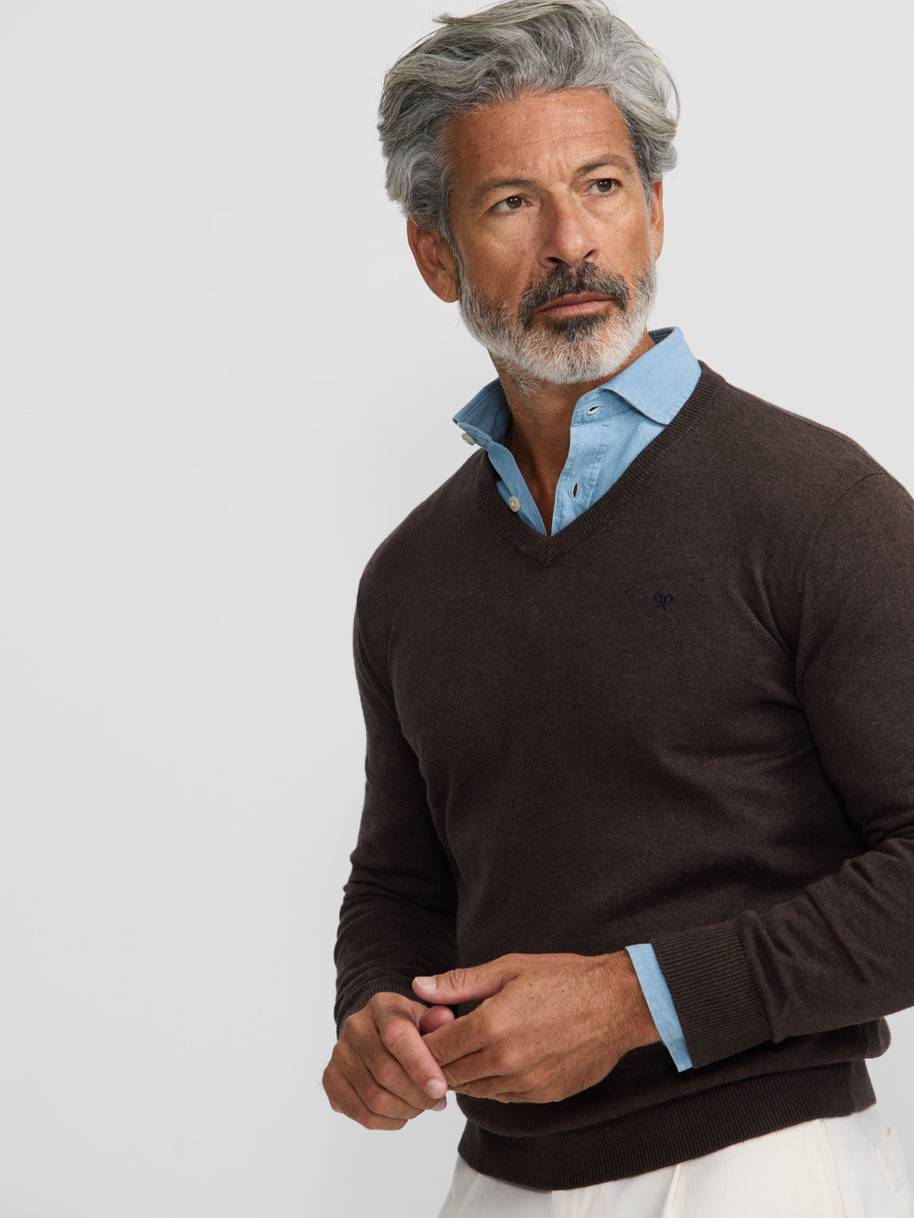 Camisola clássica de decote em V castanha