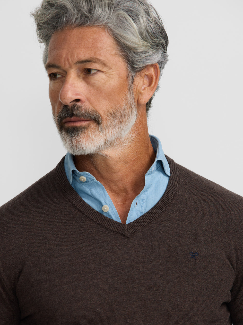 Camisola clássica de decote em V castanha