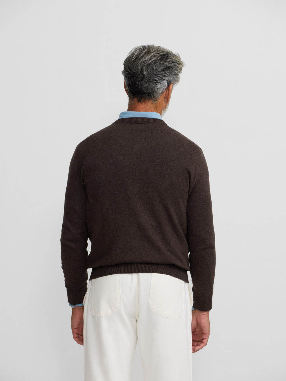 Camisola clássica de decote em V castanha