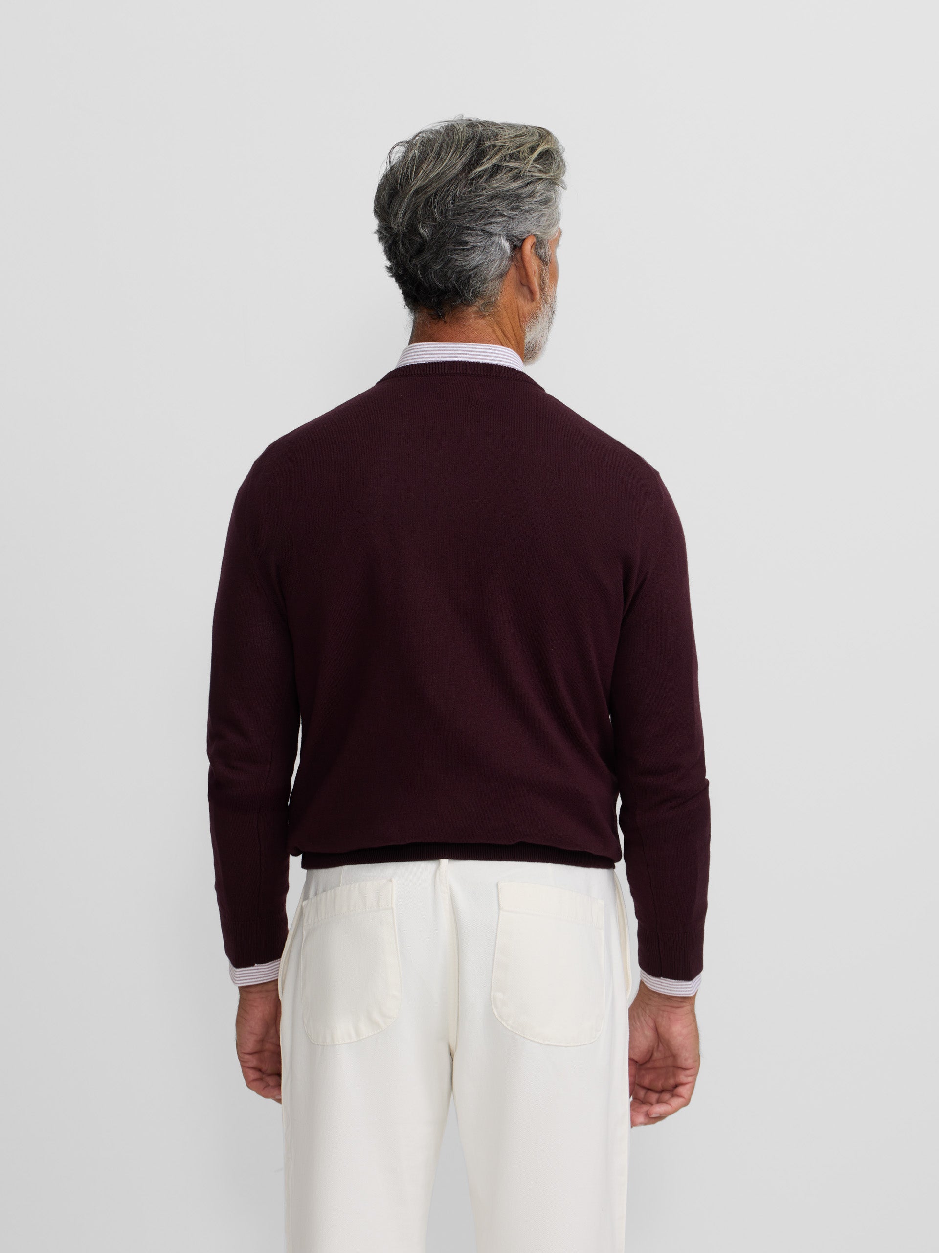 Pull classique bordeaux à col en V