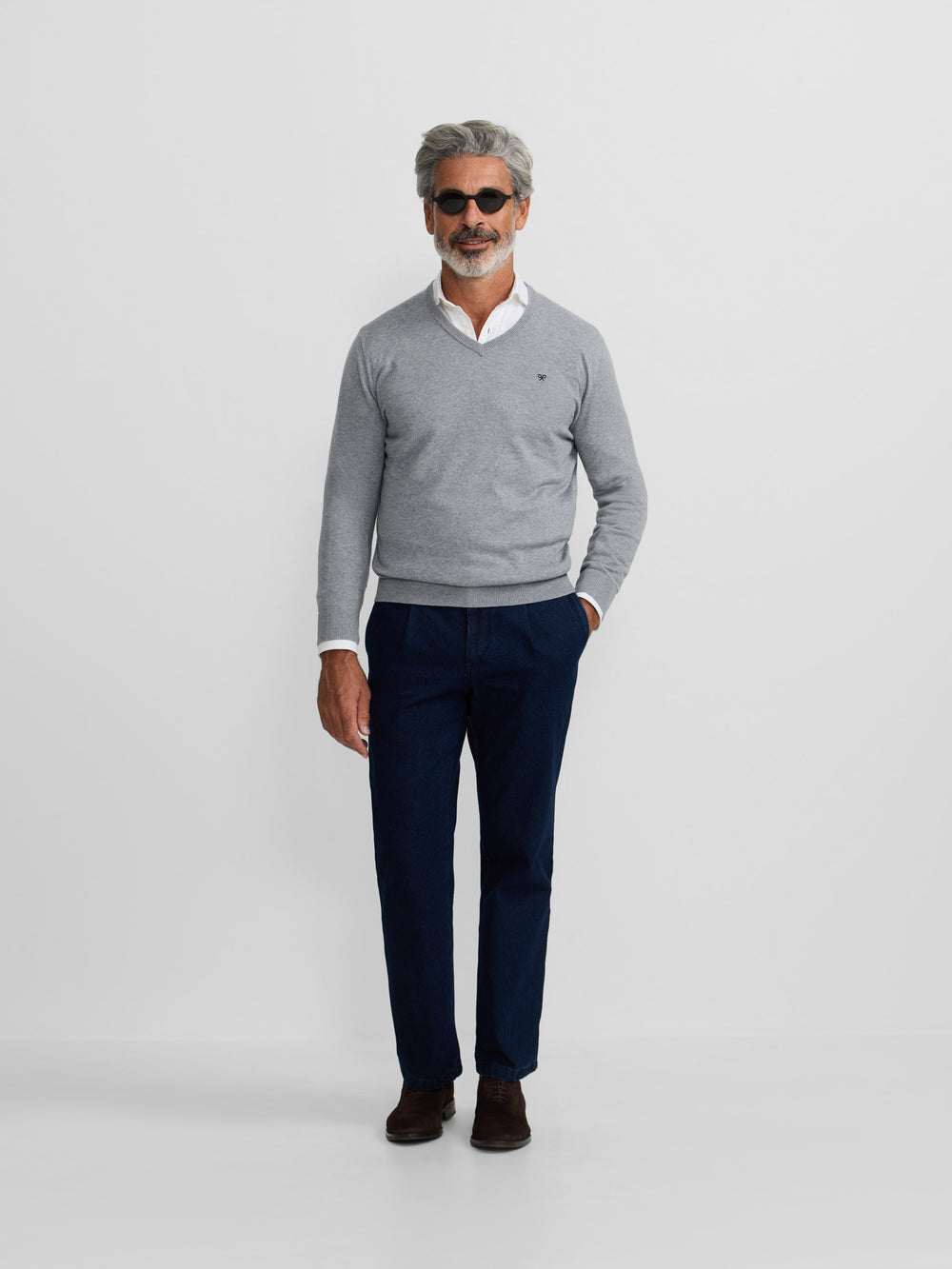 Camisola clássica de decote em V cinzenta