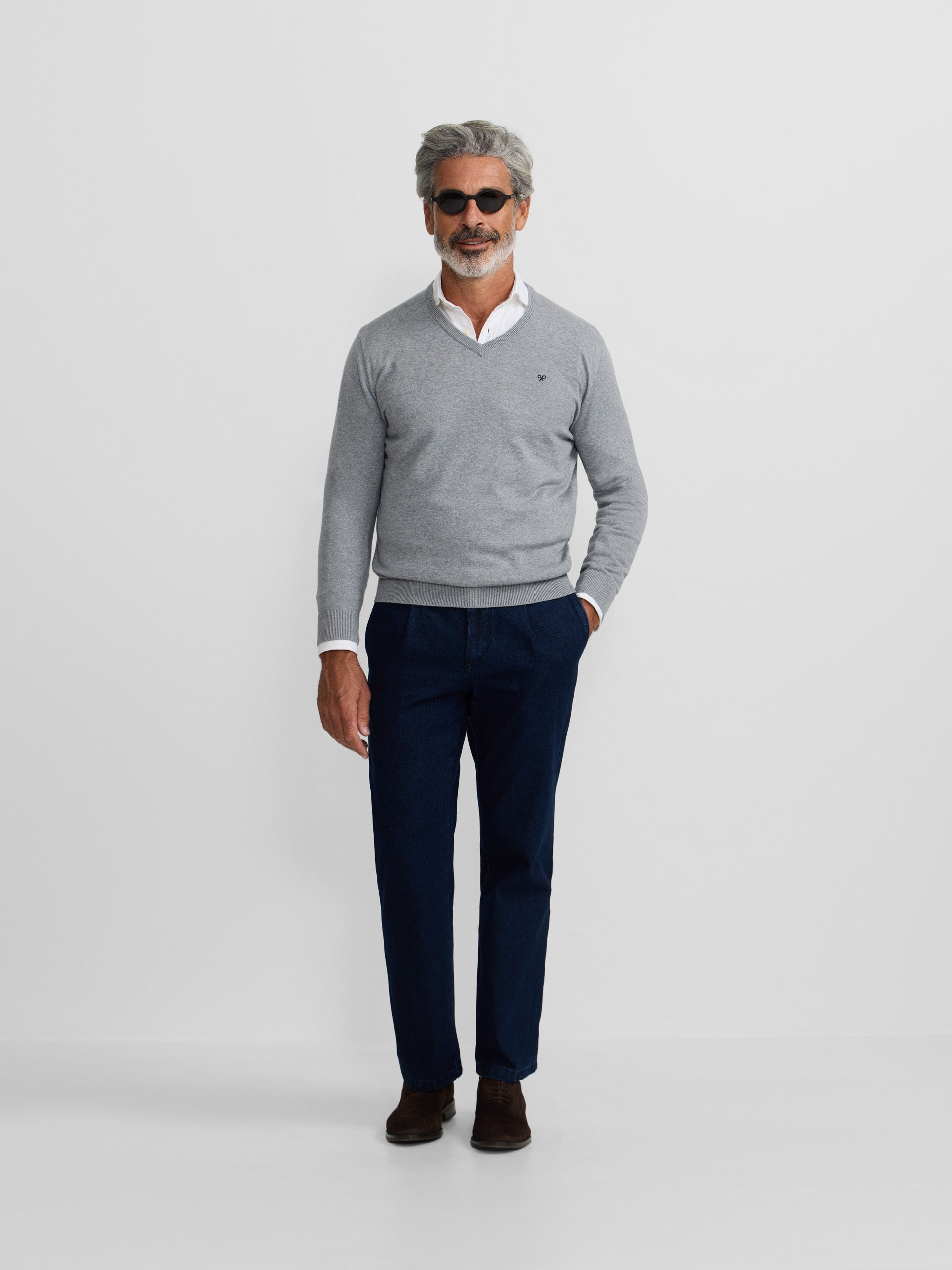 Camisola clássica de decote em V cinzenta