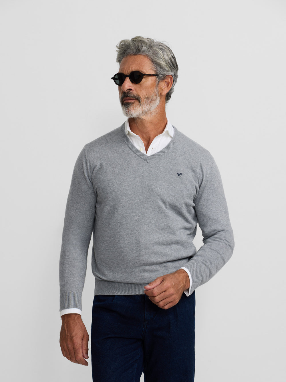 Camisola clássica de decote em V cinzenta