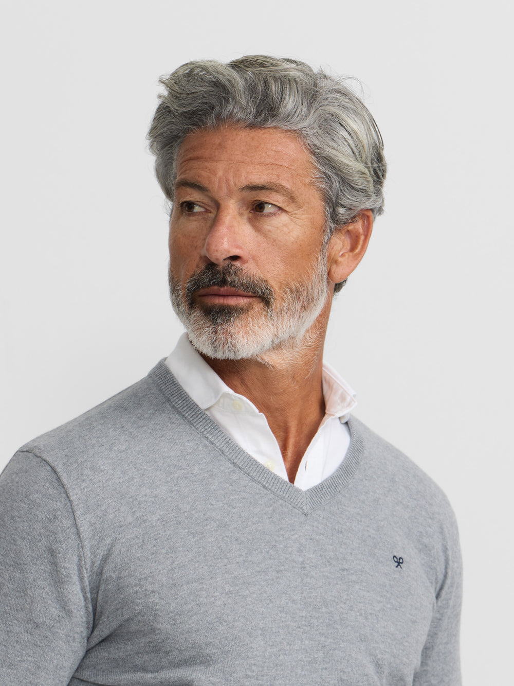 Camisola clássica de decote em V cinzenta