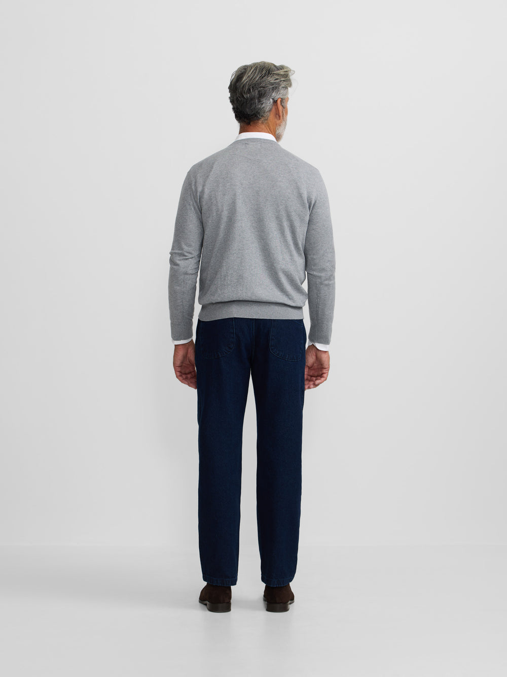 Camisola clássica de decote em V cinzenta