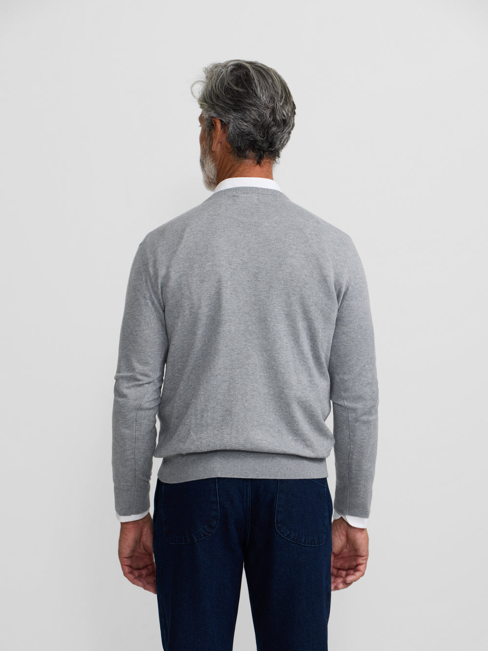 Camisola clássica de decote em V cinzenta