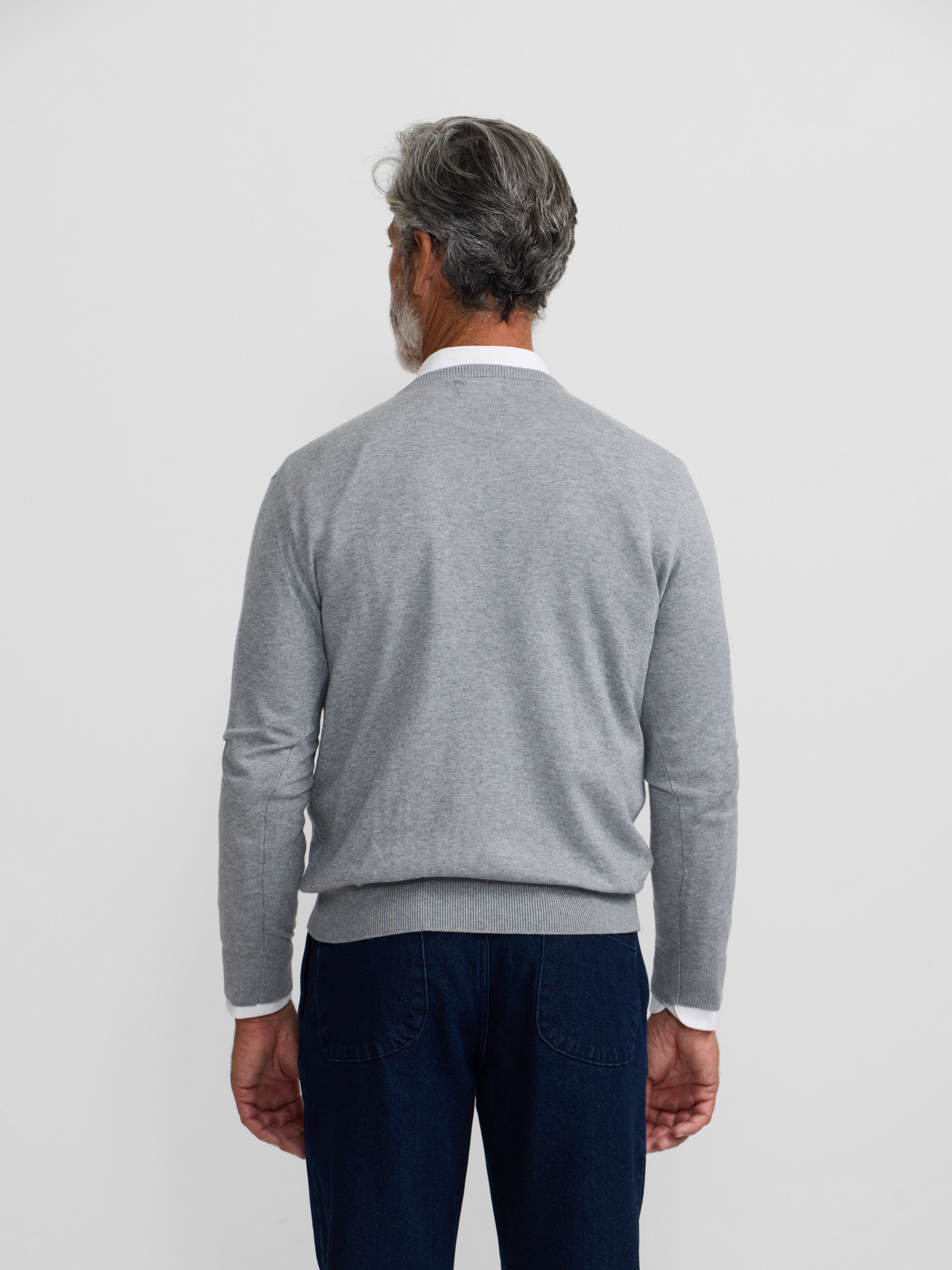 Camisola clássica de decote em V cinzenta