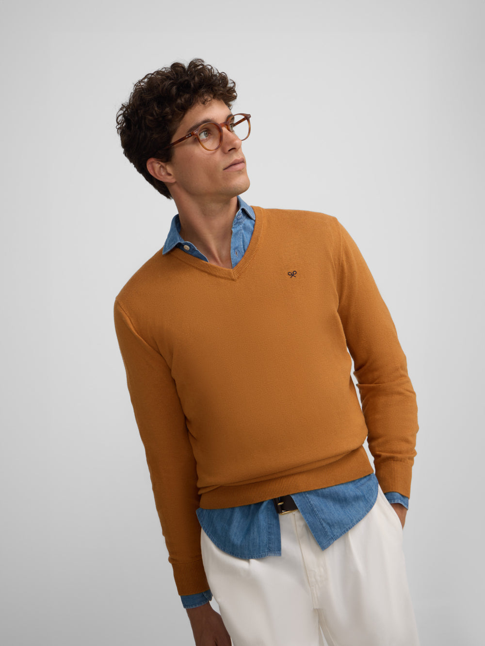 Camisola clássica de decote em bico mostarda