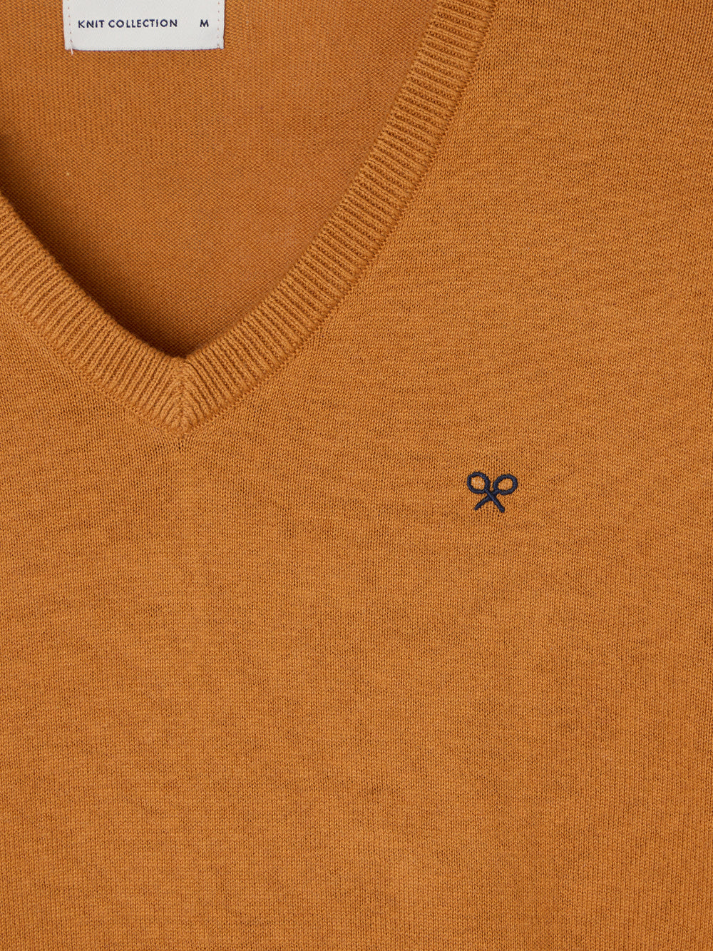 Camisola clássica de decote em bico mostarda