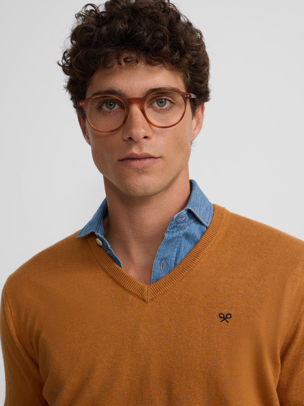 Camisola clássica de decote em bico mostarda