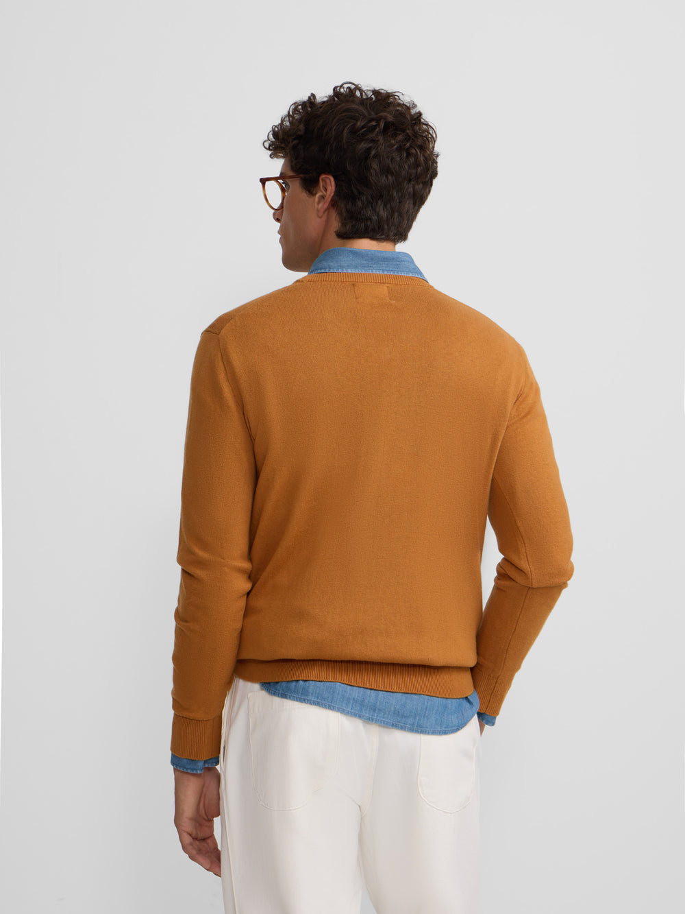 Camisola clássica de decote em bico mostarda