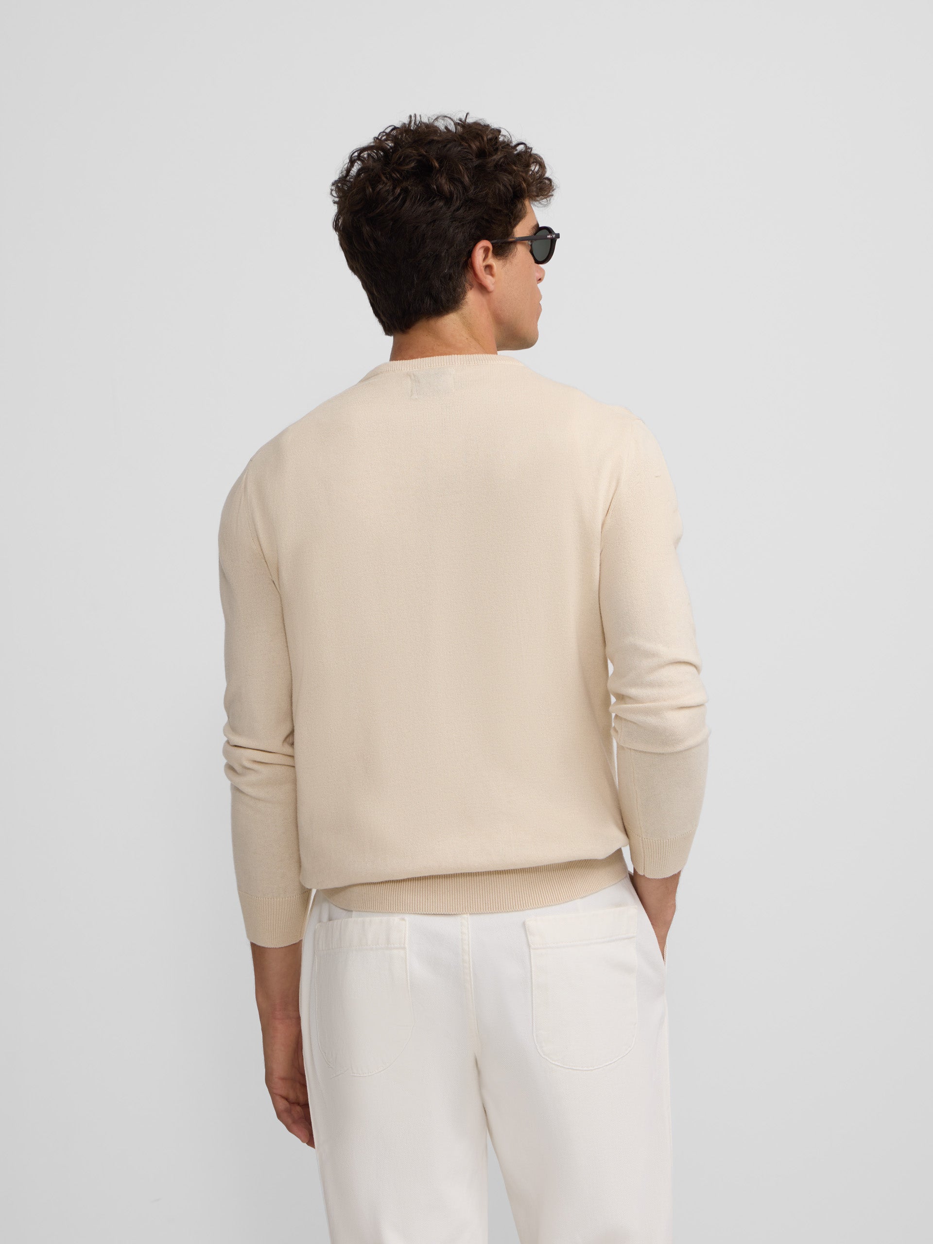 Pull classique à col rond en beige clair