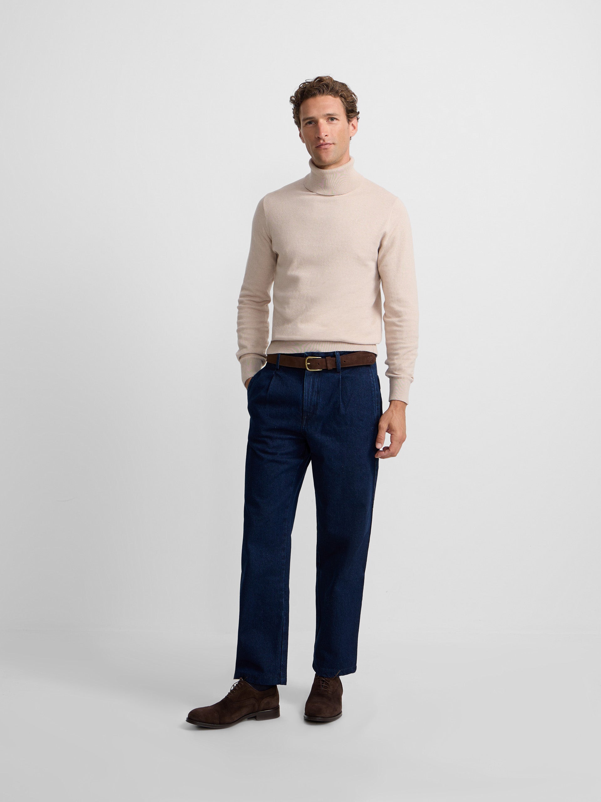 Pull col roulé beige classique