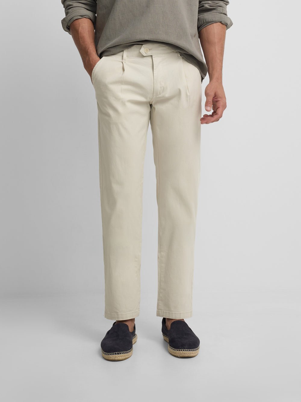 Pantalon chino casual pinzas piedra