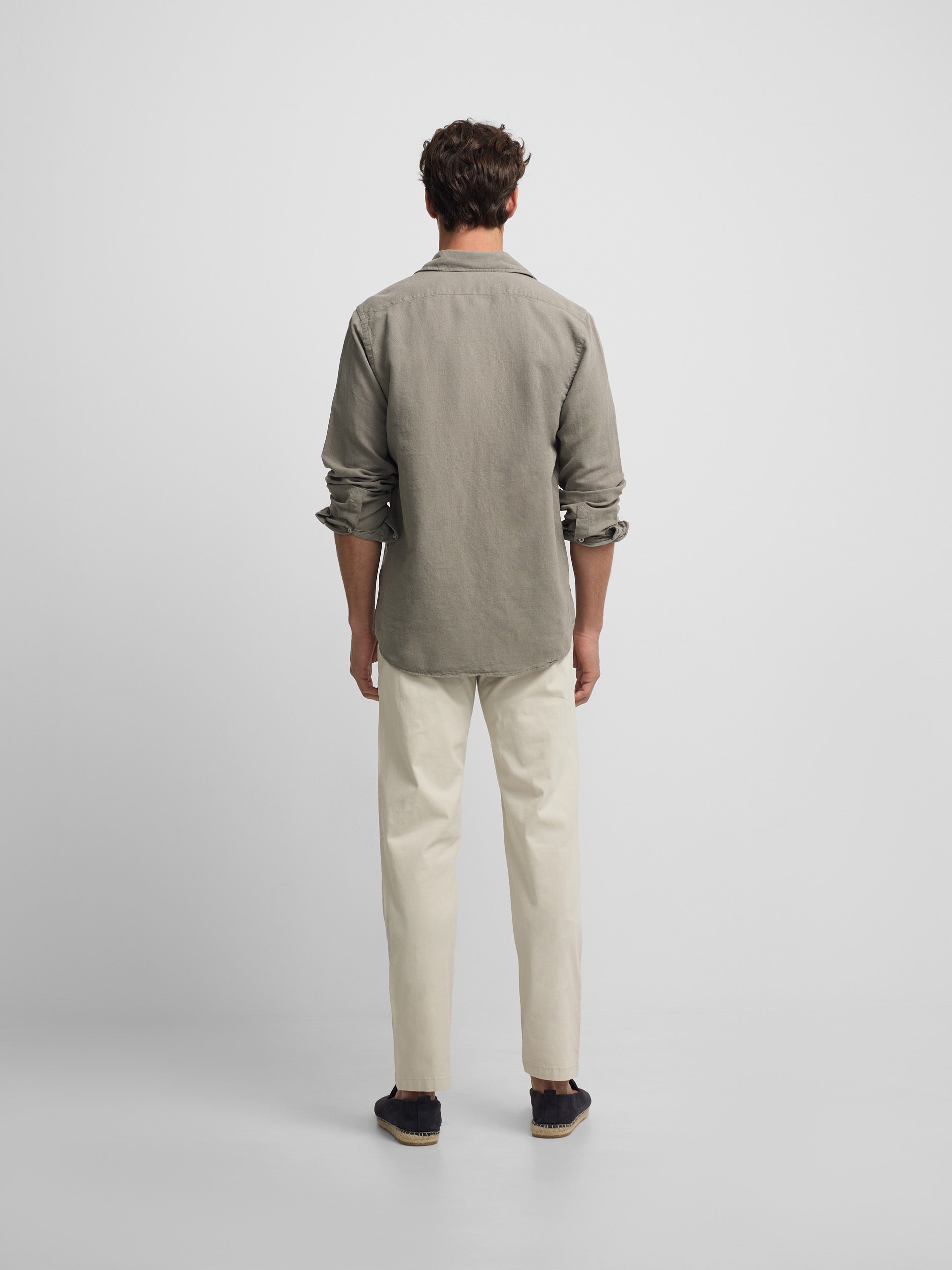 Pantalon chino casual pinzas piedra