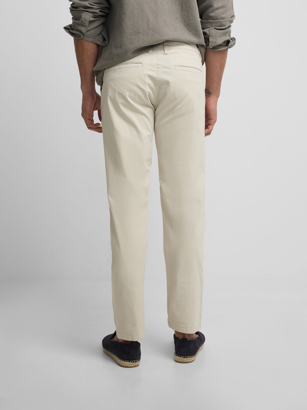 Pantalon chino casual pinzas piedra