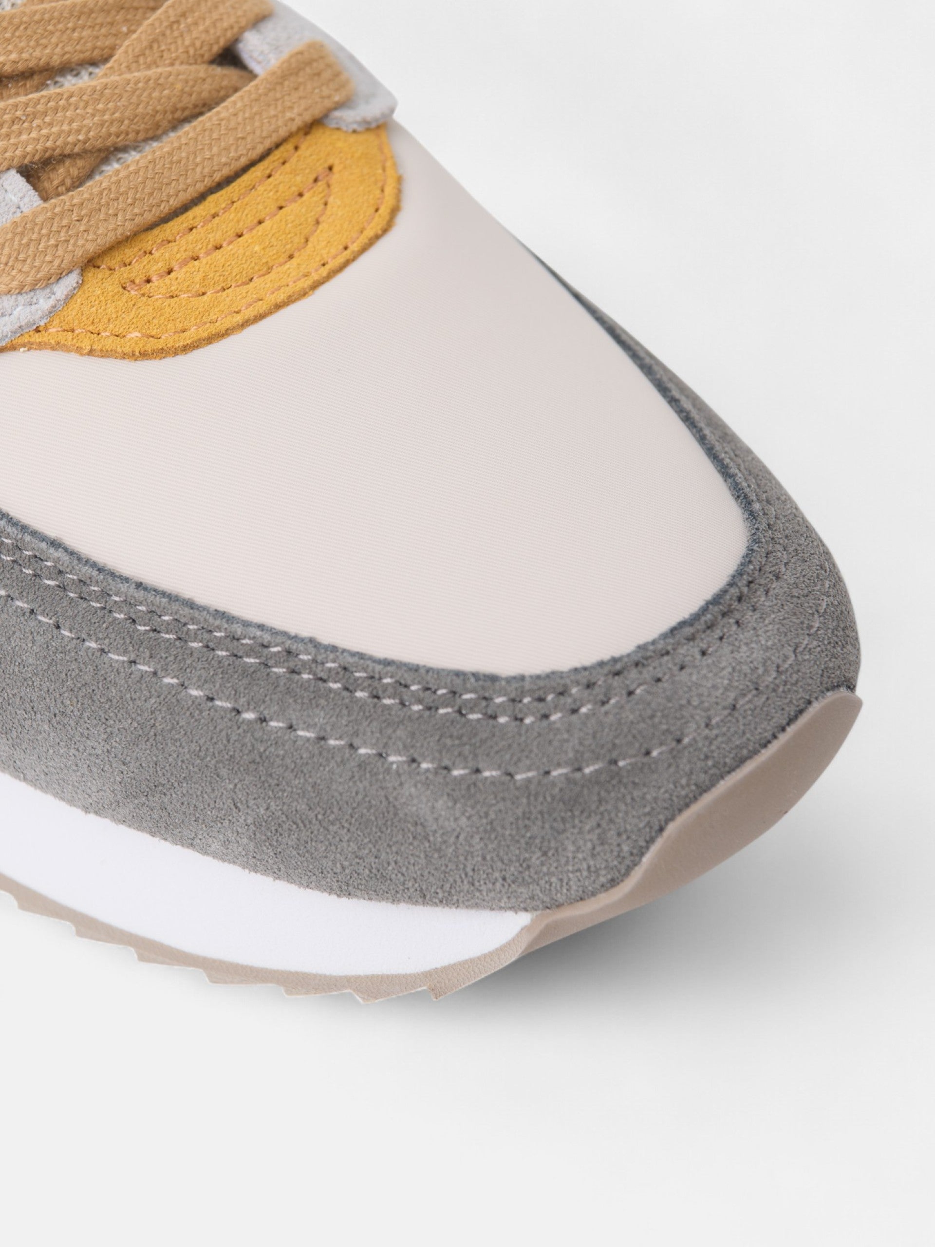 Sapatilha de corrida multicolor cinzenta