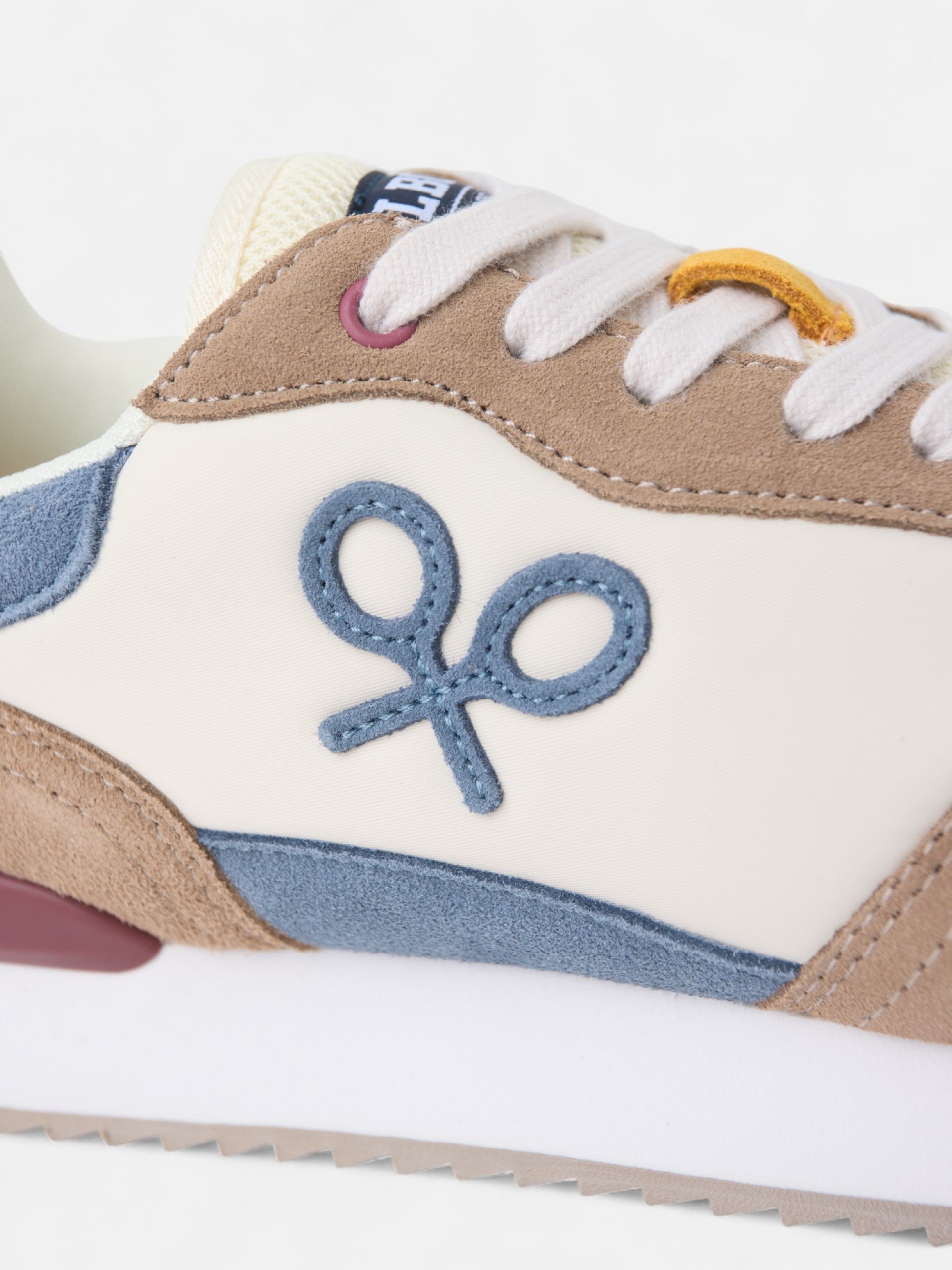 Multicolored beige running shoe