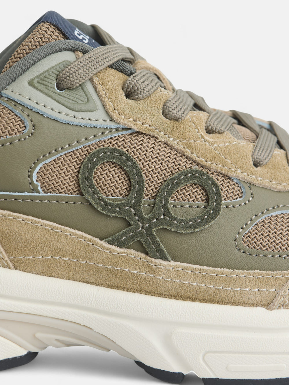 Sapatilha de corrida em tom verde