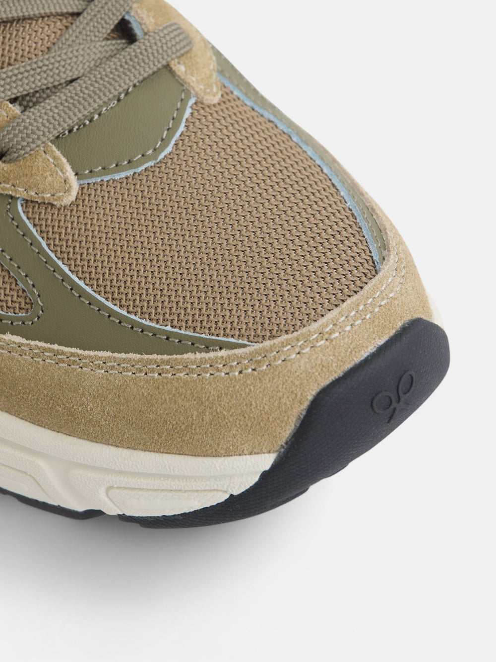 Sapatilha de corrida em tom verde