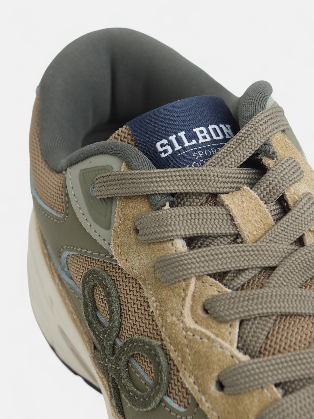 Sapatilha de corrida em tom verde