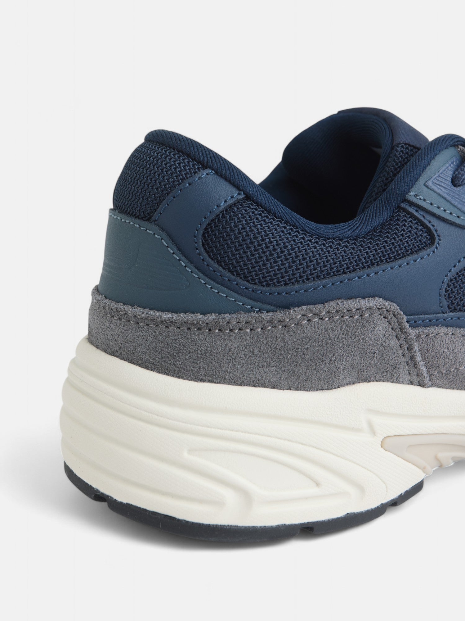 Zapatilla running tono azul