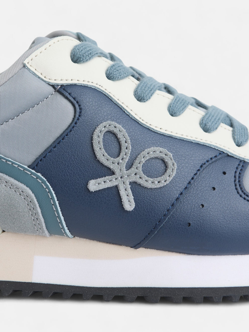 Sapatilha de corrida desportiva cinzenta