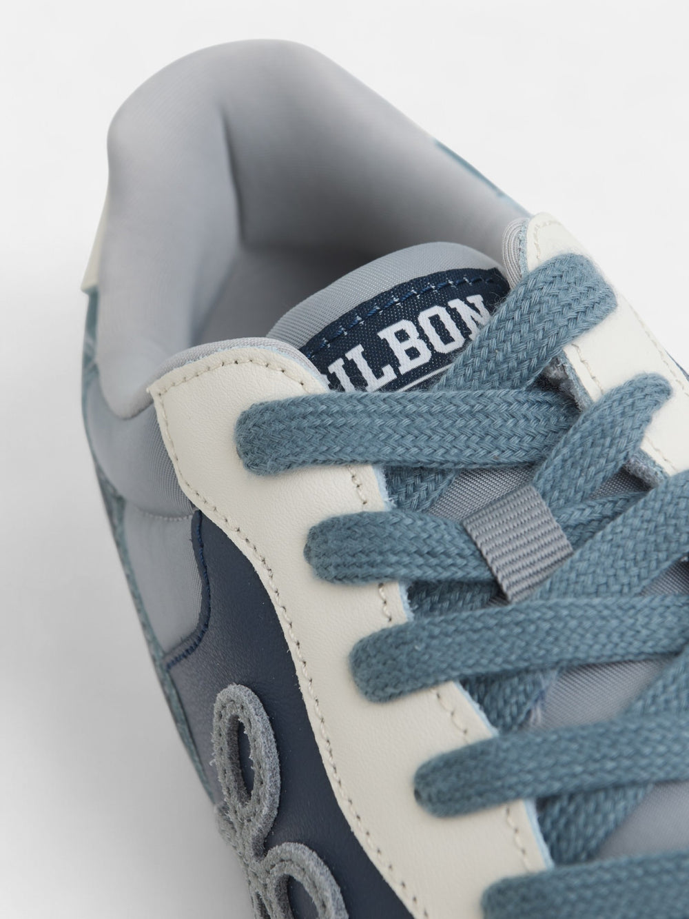 Sapatilha de corrida desportiva cinzenta