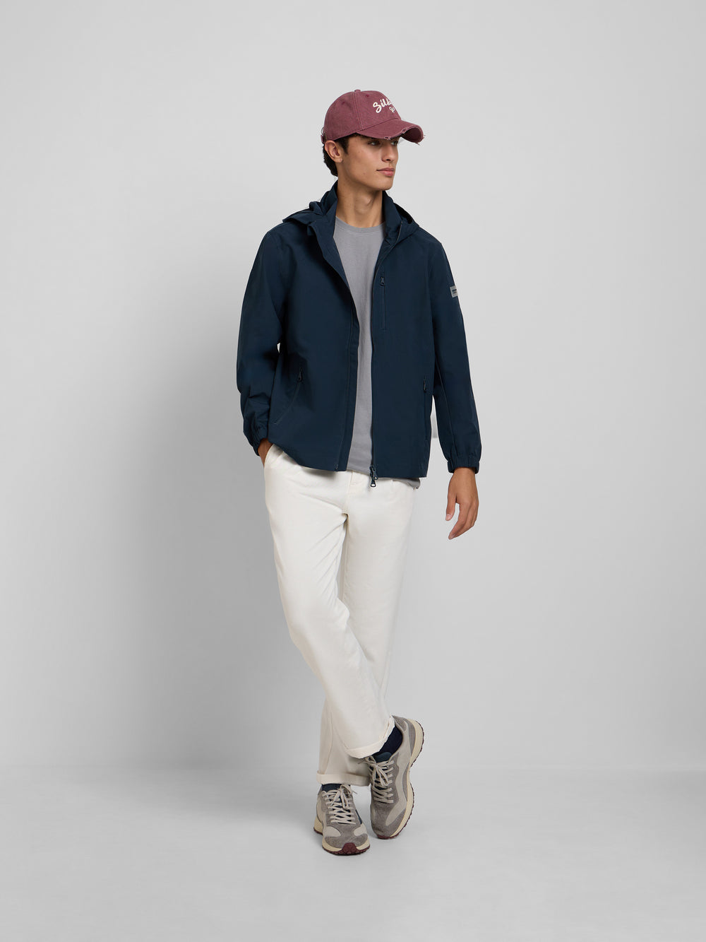 Casaco corta-vento azul-marinho com capuz