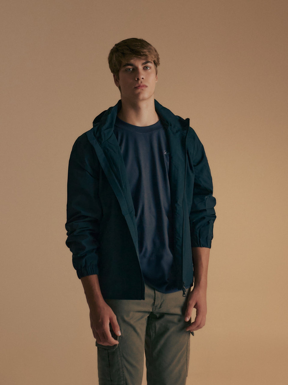 Casaco corta-vento azul-marinho com capuz