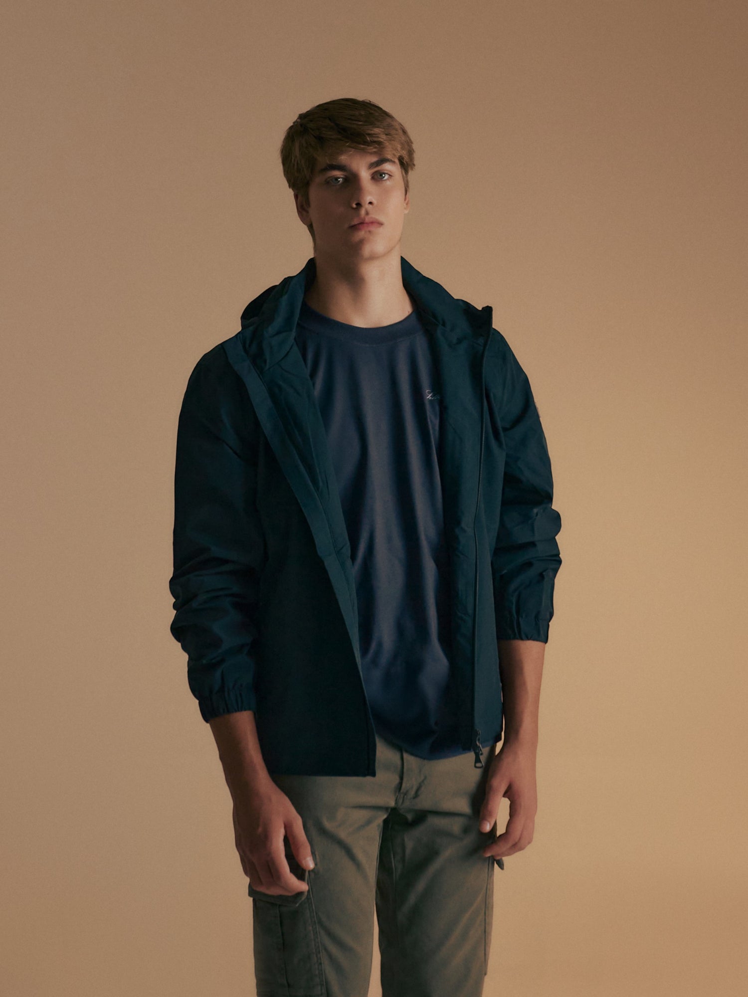 Chaqueta capucha cortavientos marino