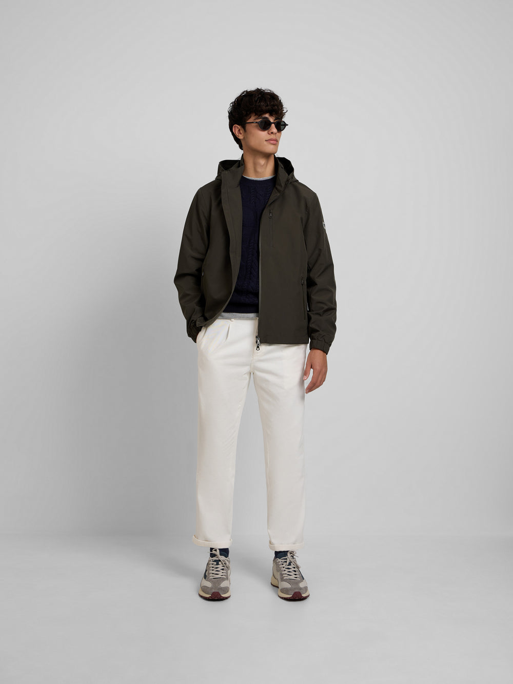 Casaco corta-vento verde com capuz