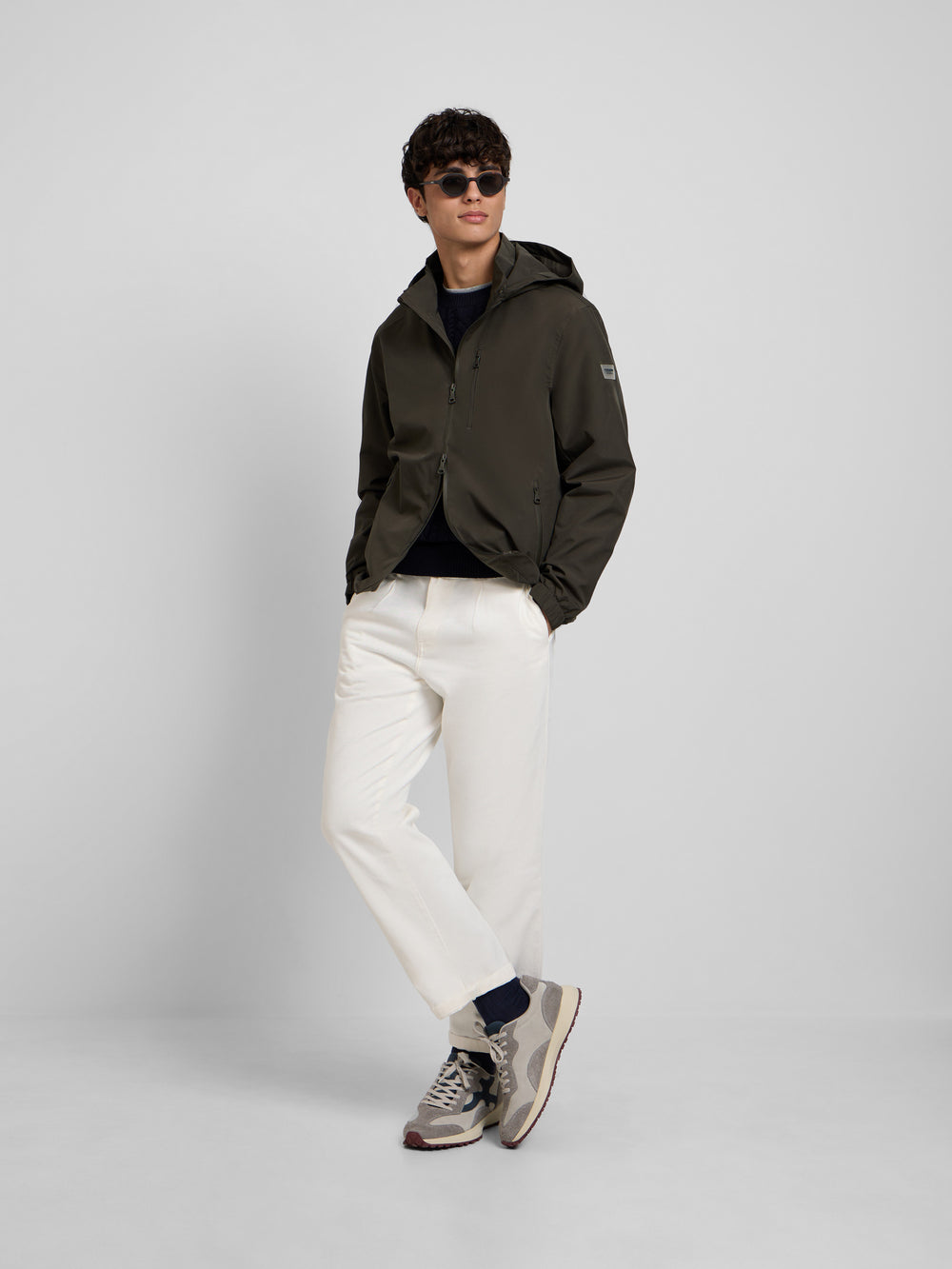 Casaco corta-vento verde com capuz